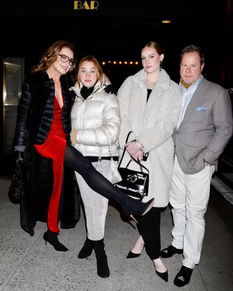 Brooke Shields, soțul ei, Chris Henchy, și fiicele lor, Rowan și Grier Henchy