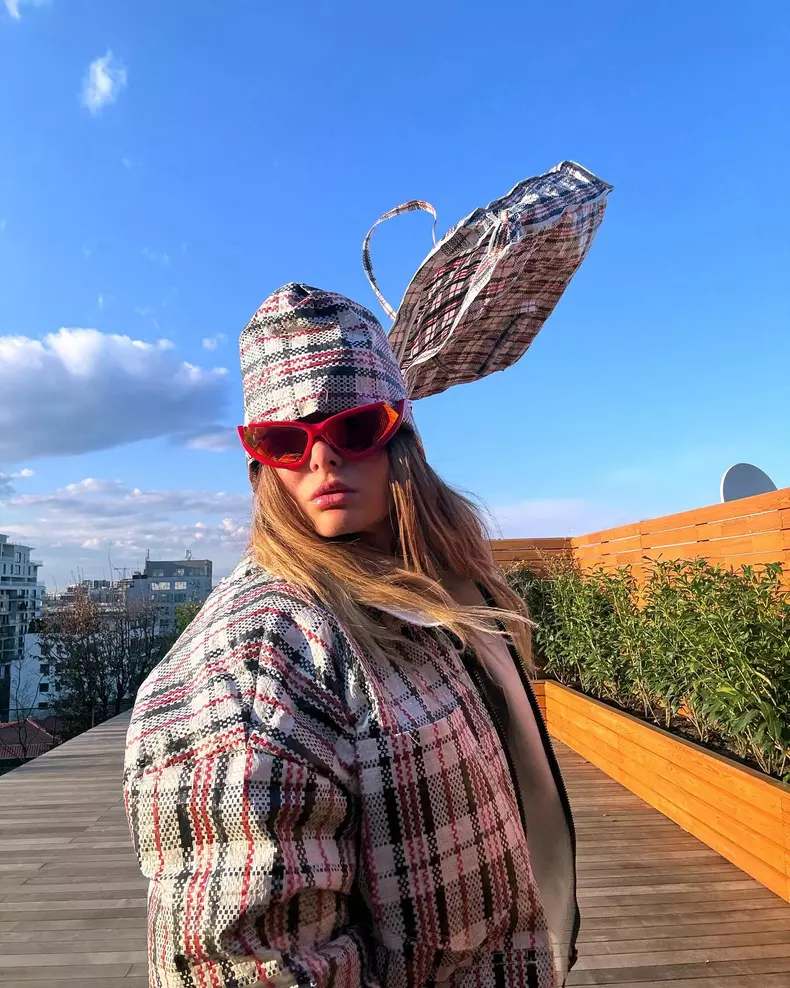 Delia Matache într-o jachetă de rafie
