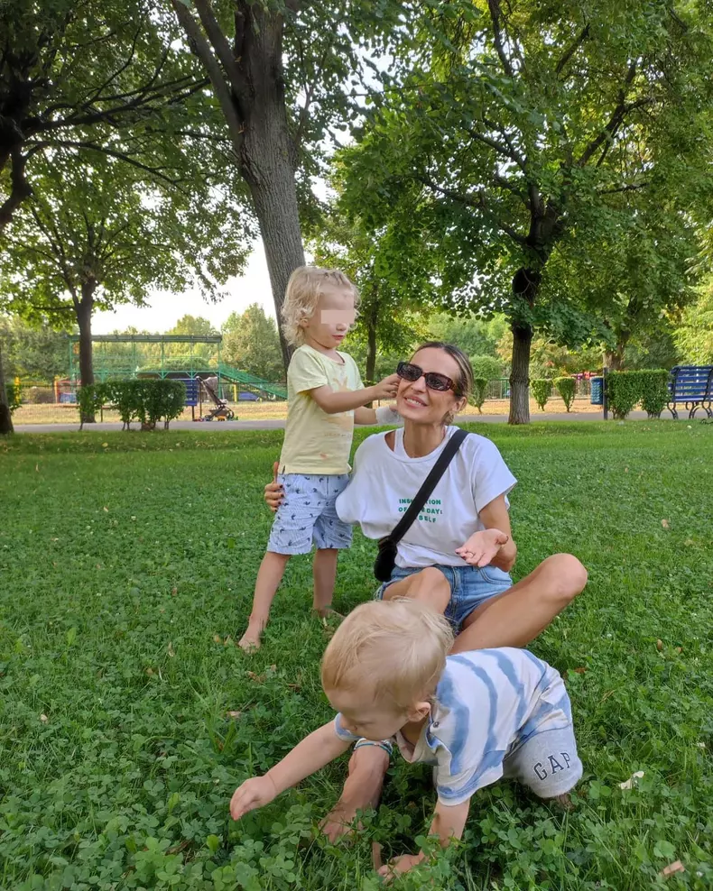 Flavia Mihășan și copiii ei, Carol și Tudor