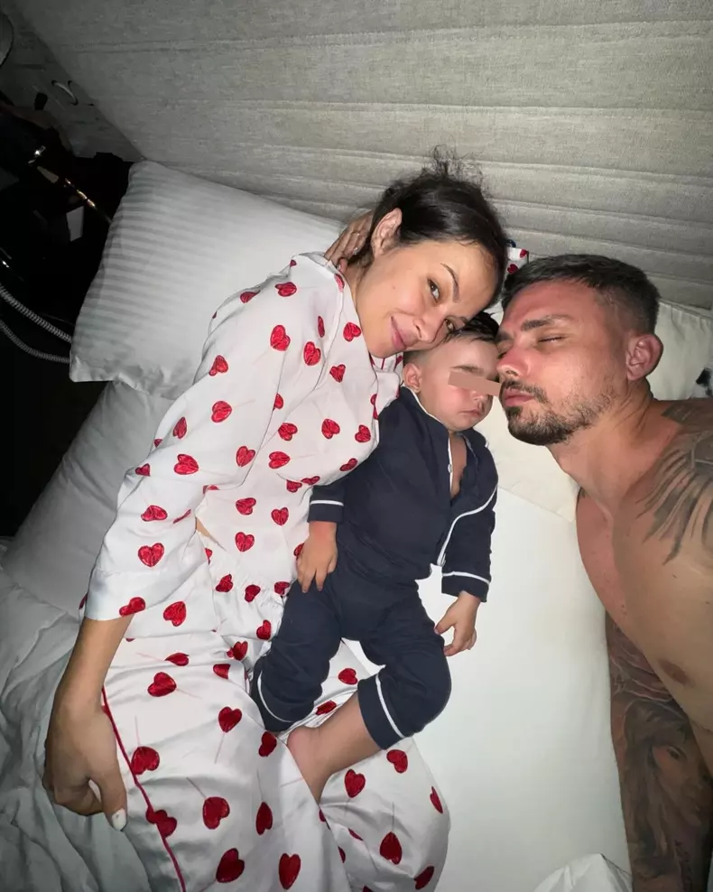 Vlăduța Lupău, soțul ei, Adrian Rus, și fiul lor, Iair
