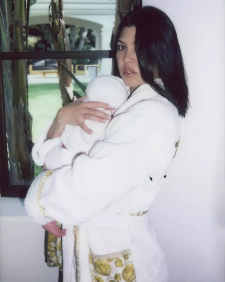 Kourtney Kardashian și bebelușul ei