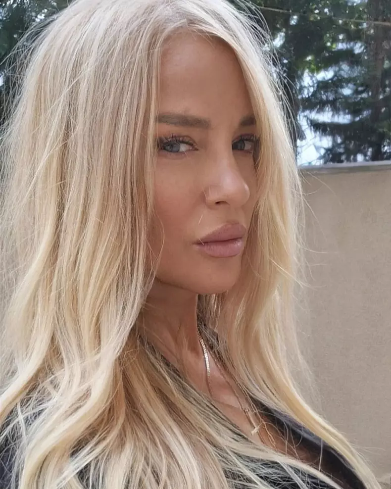 Tania Budi 43
