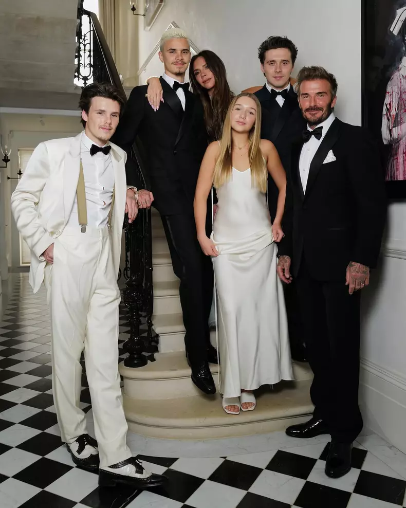 Victoria și David Beckham, la aniversarea de 50 de ani a creatoarei de modă, alături de cei patru copii, Brooklyn, Romeo, Cruz și Harper
