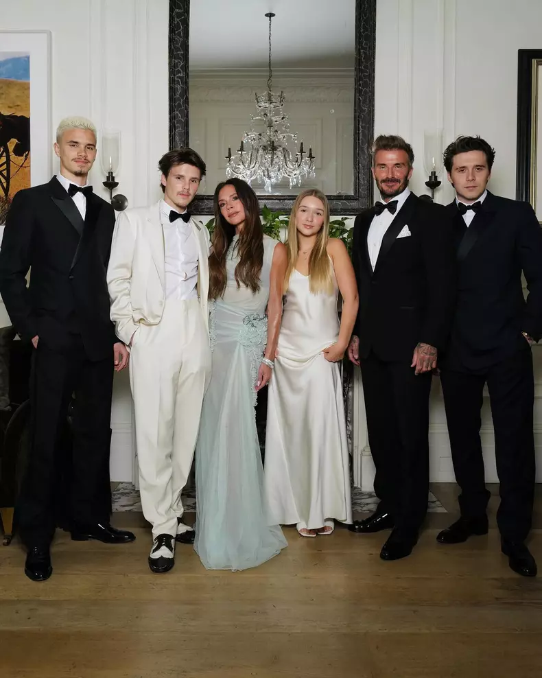Victoria și David Beckham, la aniversarea de 50 de ani a creatoarei de modă, alături de cei patru copii, Brooklyn, Romeo, Cruz și Harper
