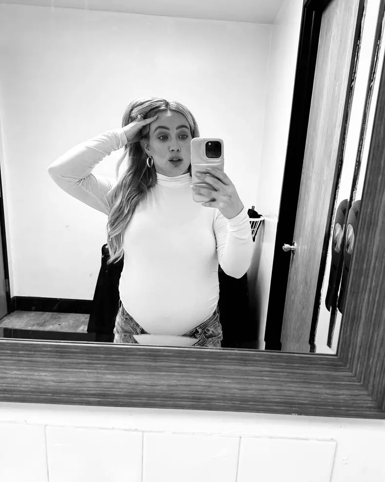 hilary-duff-selfie