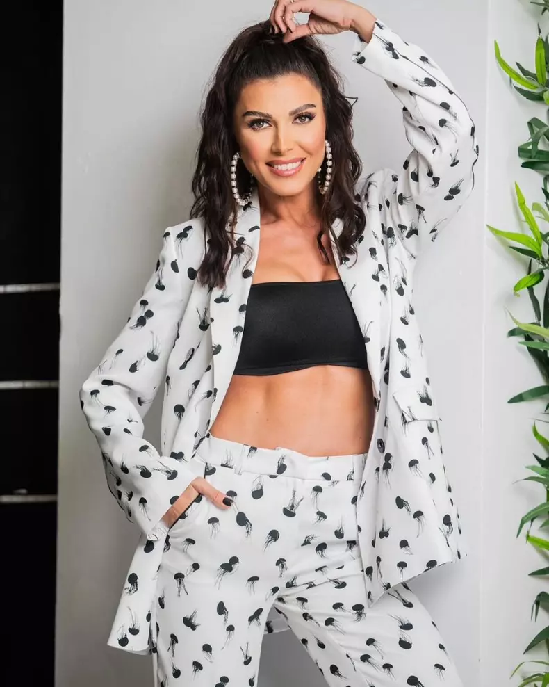ilinca-vandici-in-costum-alb-cu-print-1
