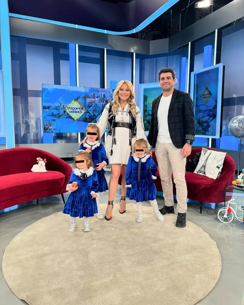 Laura Cosoi, Cosmin Curticăpean și fetițele lor, Rita, Vera și Lara, în platoul emisiunii „Vacanță de vedetă”