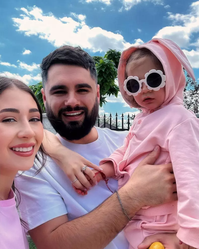 Nicole Cherry, soțul ei, Florin Popa, și fetița lor, Anastasia
