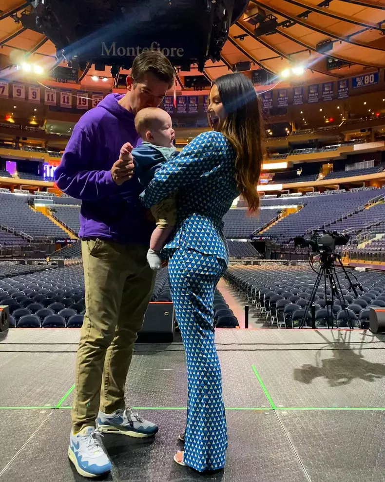 Olivia Munn, John Mulaney și fiul lor, Malcolm