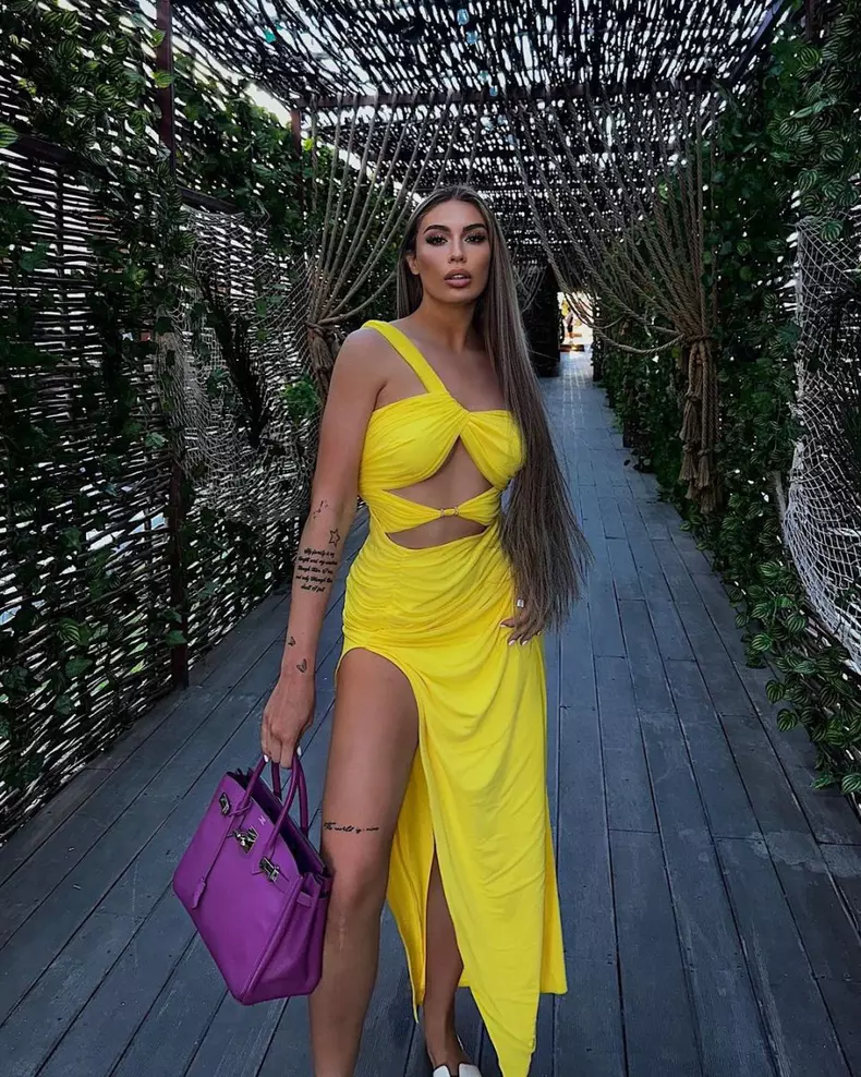 sarah-dumitrescu-in-rochie-galbena