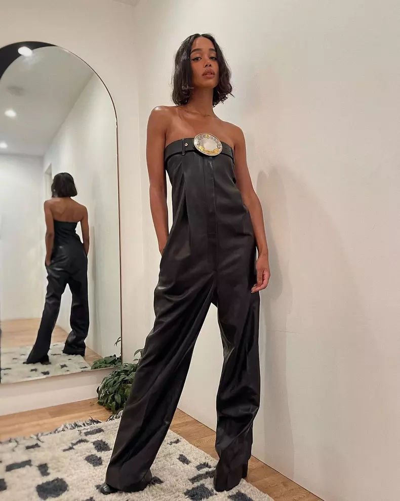 LAURA HARRIER, cu tunsoarea în forma literei C