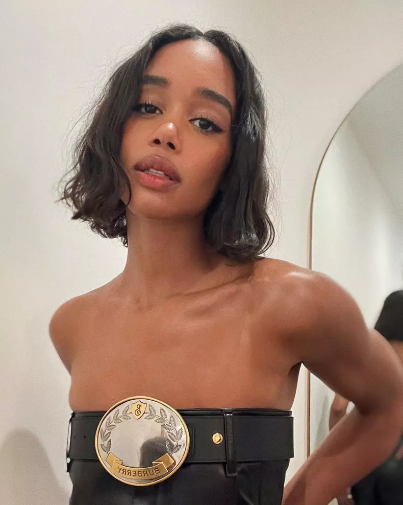 LAURA HARRIER, cu tunsoarea în forma literei C