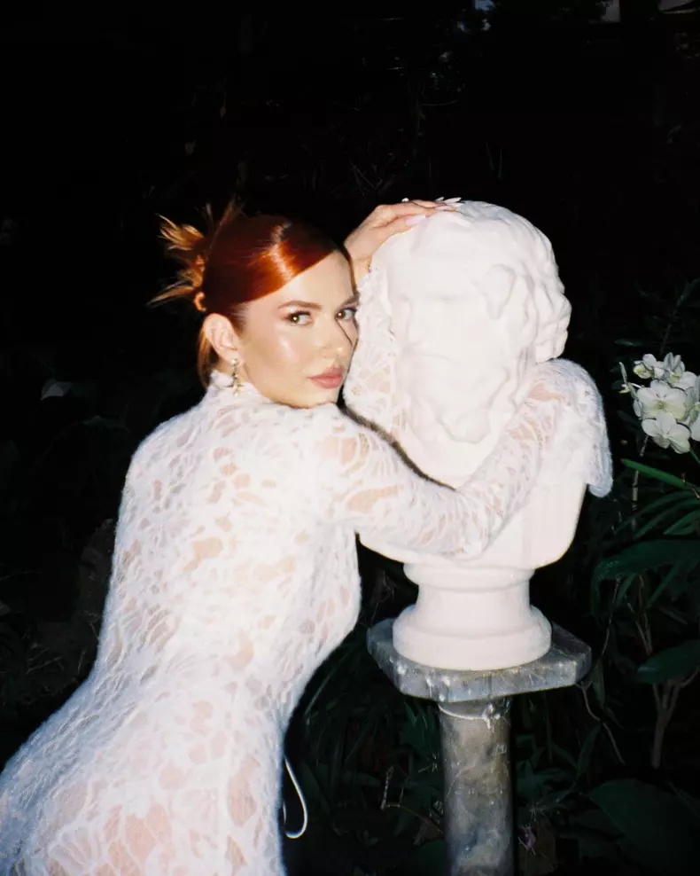 Lidia Buble în rochie albă