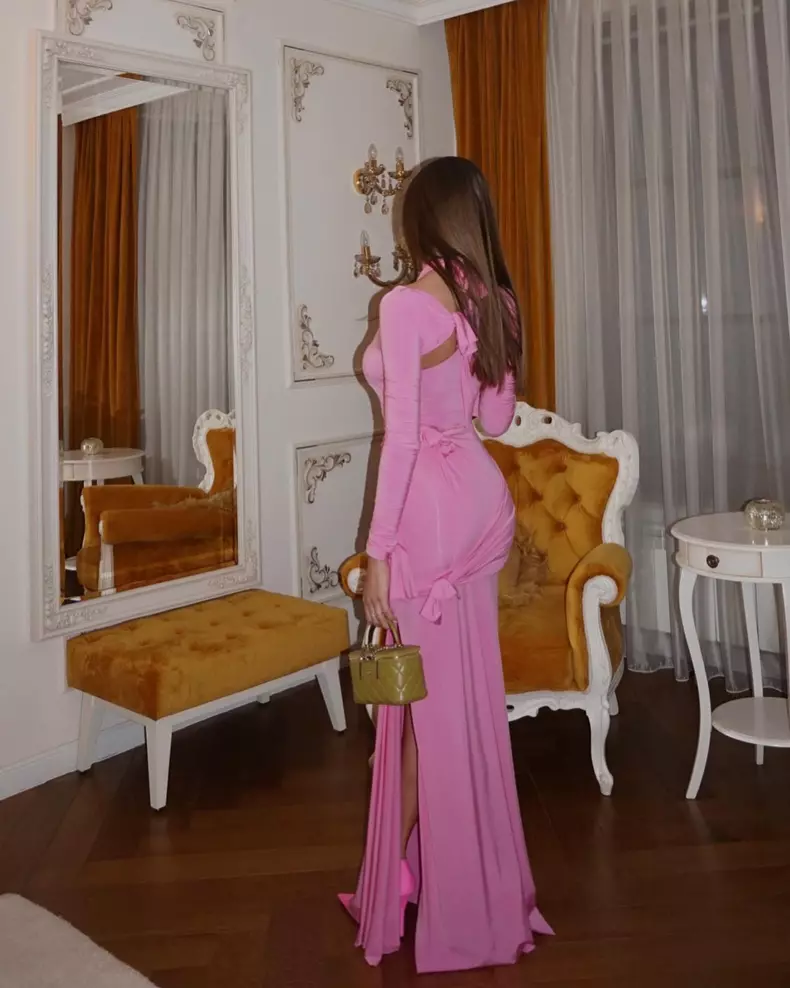 Elena Hagi într-o rochie Balenciaga