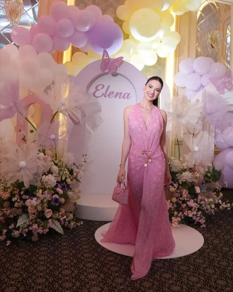 Elena Hagi într-o rochie Versace