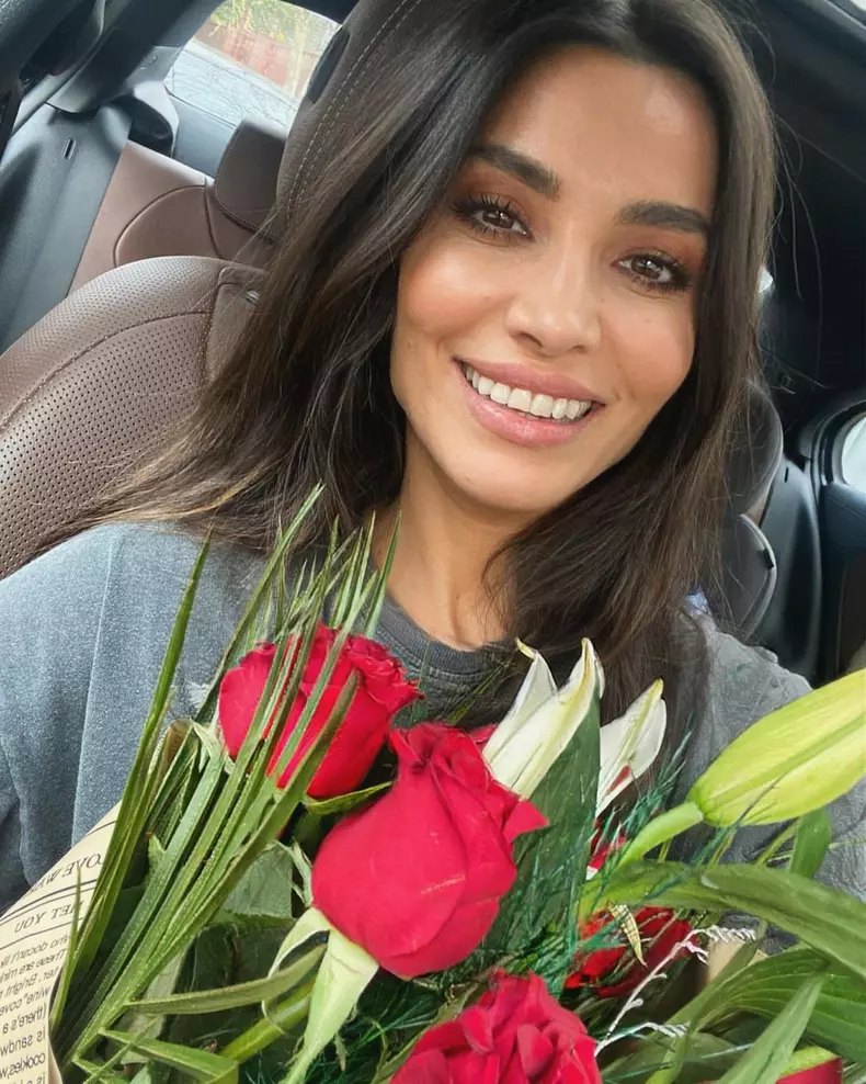 lili-sandu-cu-un-buchet-de-flori