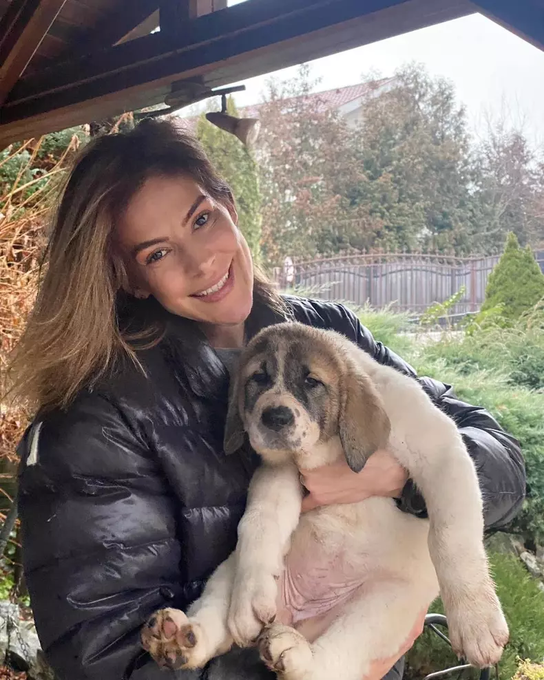 roxana-ciuhulescu-cu-un-catel