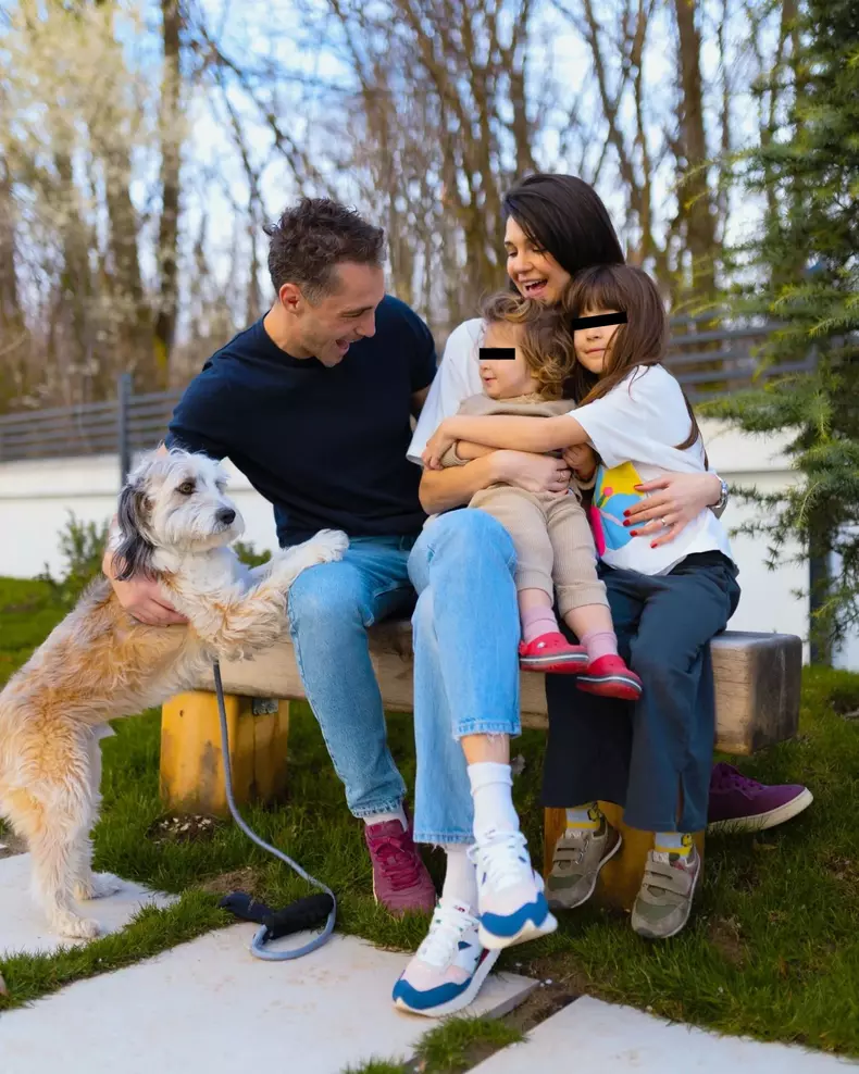 Vladimir Drăghia, Alice Cavaleru, fiicele lor, Zora și Alegra, și câinele familiei