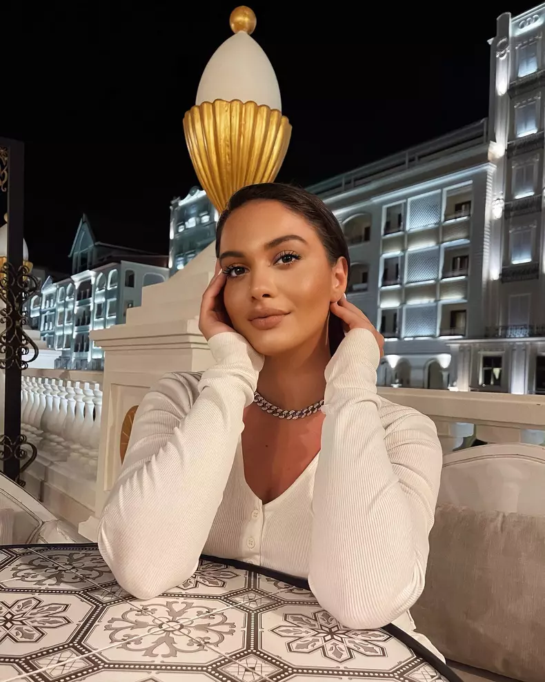 betty salam intr-o rochie alba