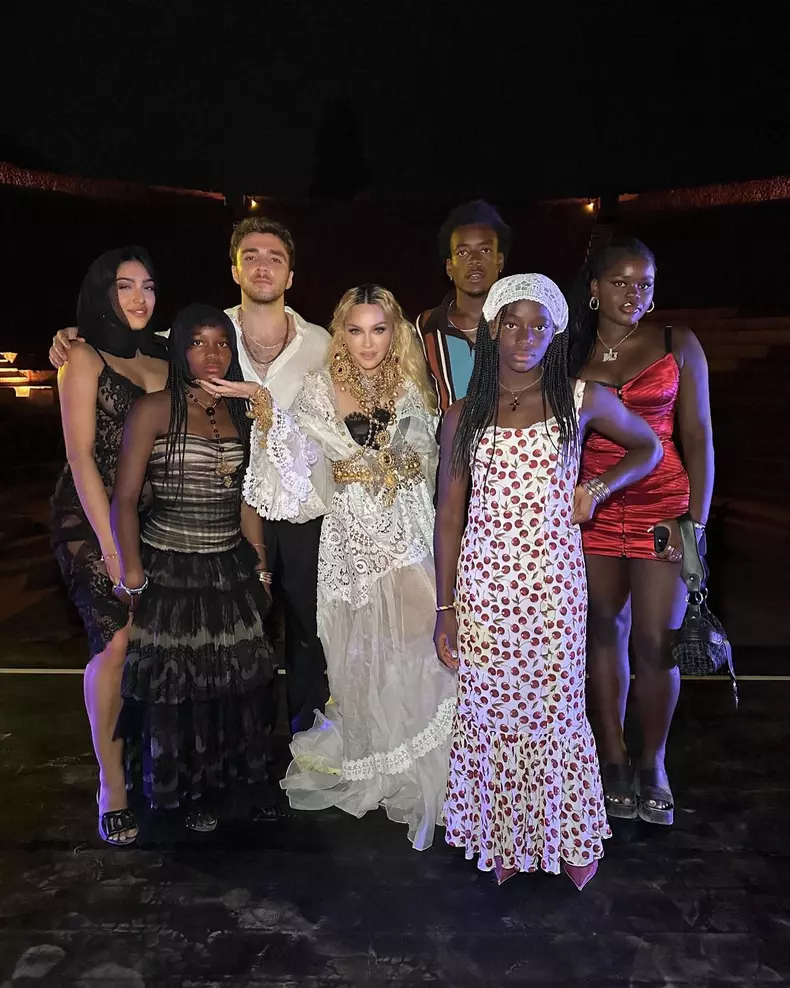madonna cu cei 6 copii