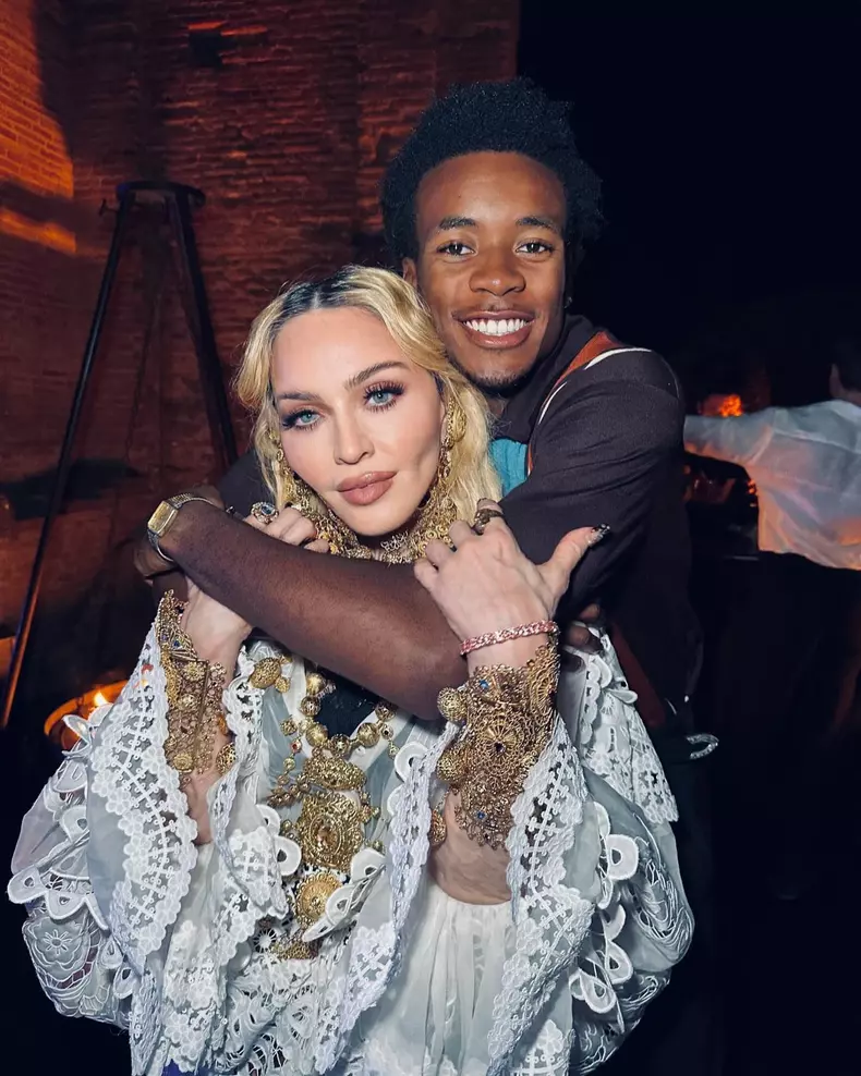 madonna cu unul din copiii ei