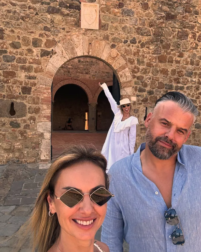 Roxana Ionescu, soțul ei, Tinu Vidaicu, și fina lor, Gabriela Prisăcariu, în vacanță în Toscana, Italia, august 2024