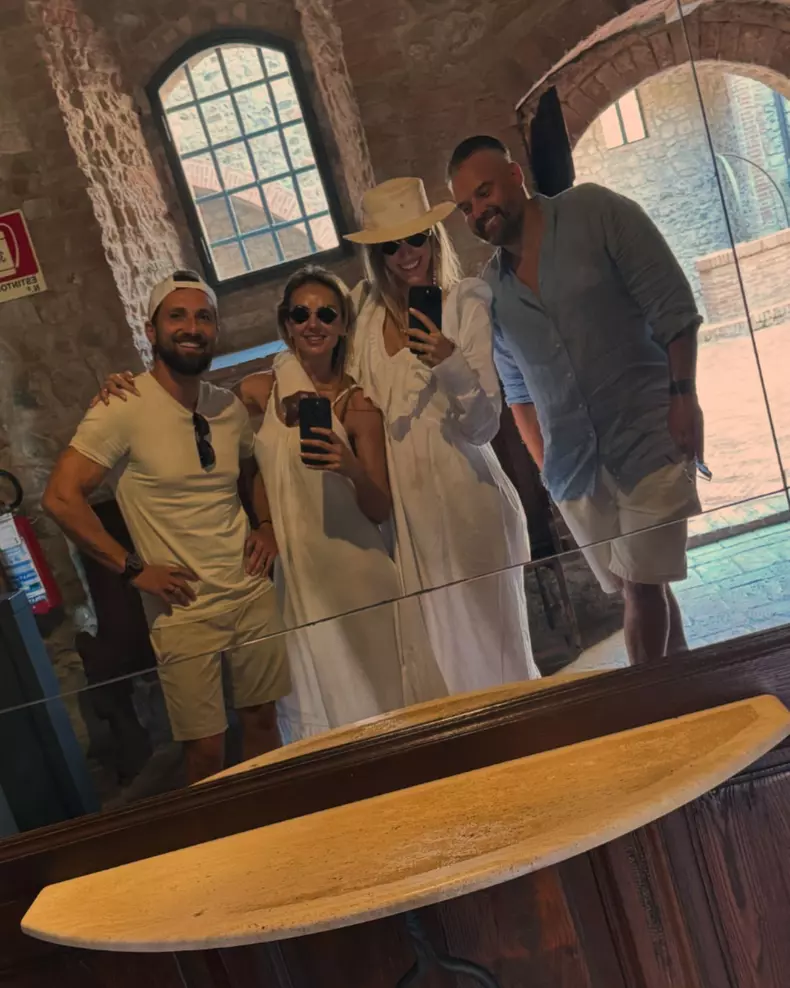 Roxana Ionescu, soțul ei, Tinu Vidaicu, și finii lor, Dani Oțil și Gabriela Prisăcariu, în vacanță în Toscana, august 2024