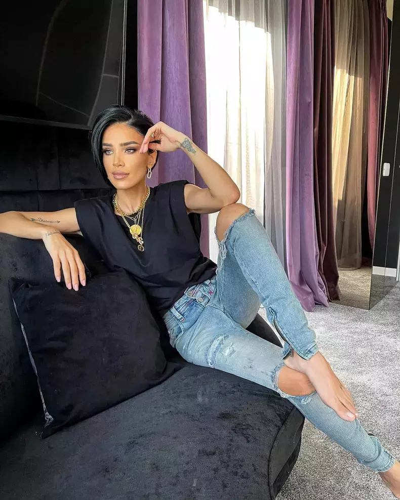 Adelina Pestrițu living casă