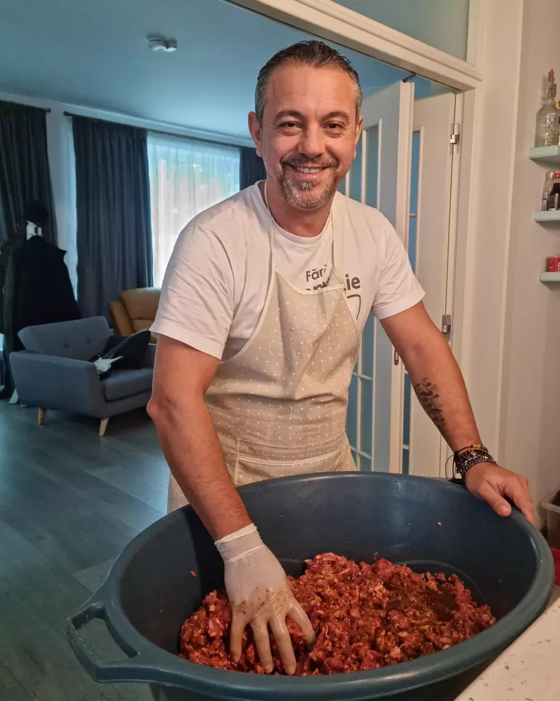 Chef Sorin Bontea MasterCherf 2024 sufragerie living casă (4)