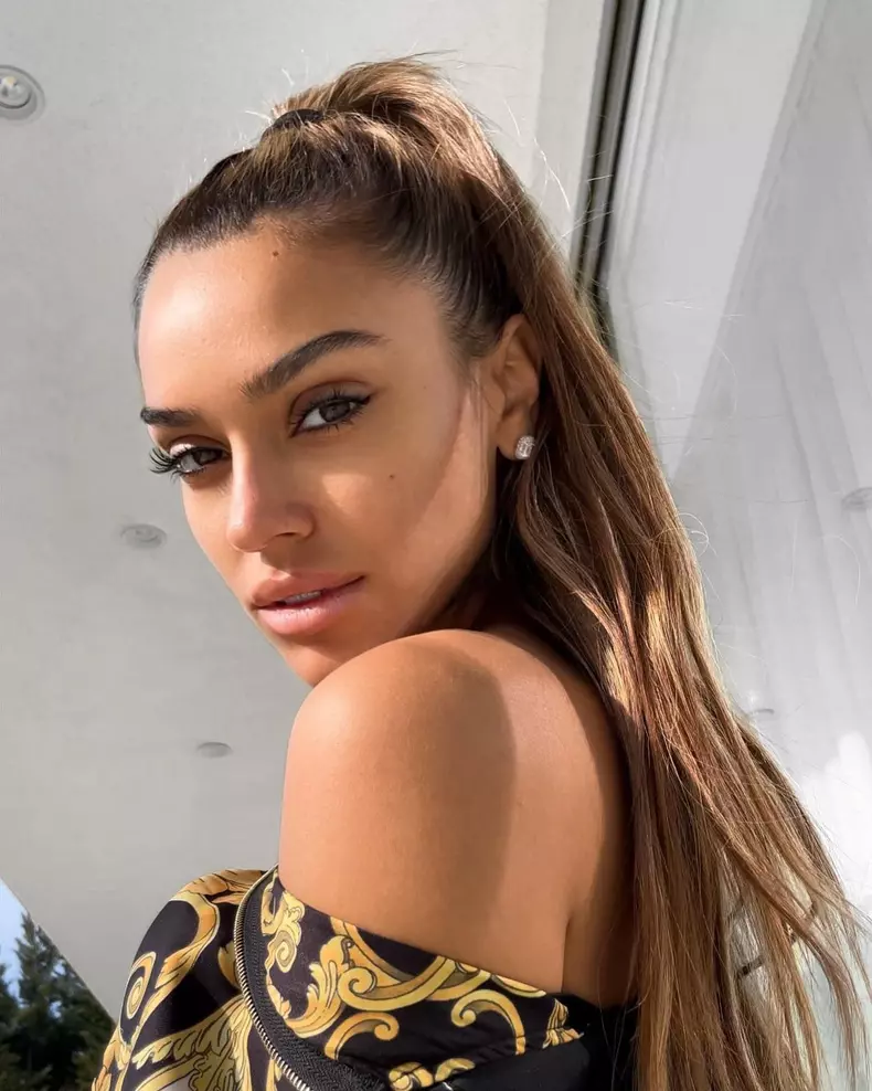 karmen selfie