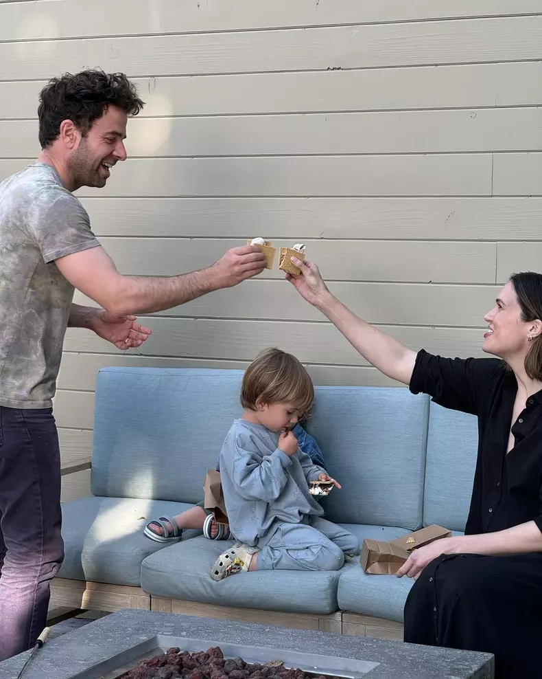 Mandy Moore, soțul ei, Taylor Goldsmith, și copiii lor, Gus și Ozzie (2)