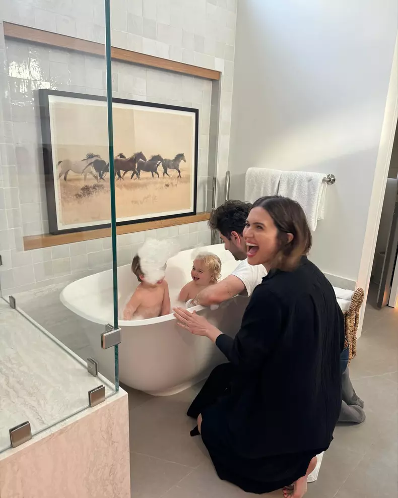 Mandy Moore, soțul ei, Taylor Goldsmith, și copiii lor, Gus și Ozzie (3)