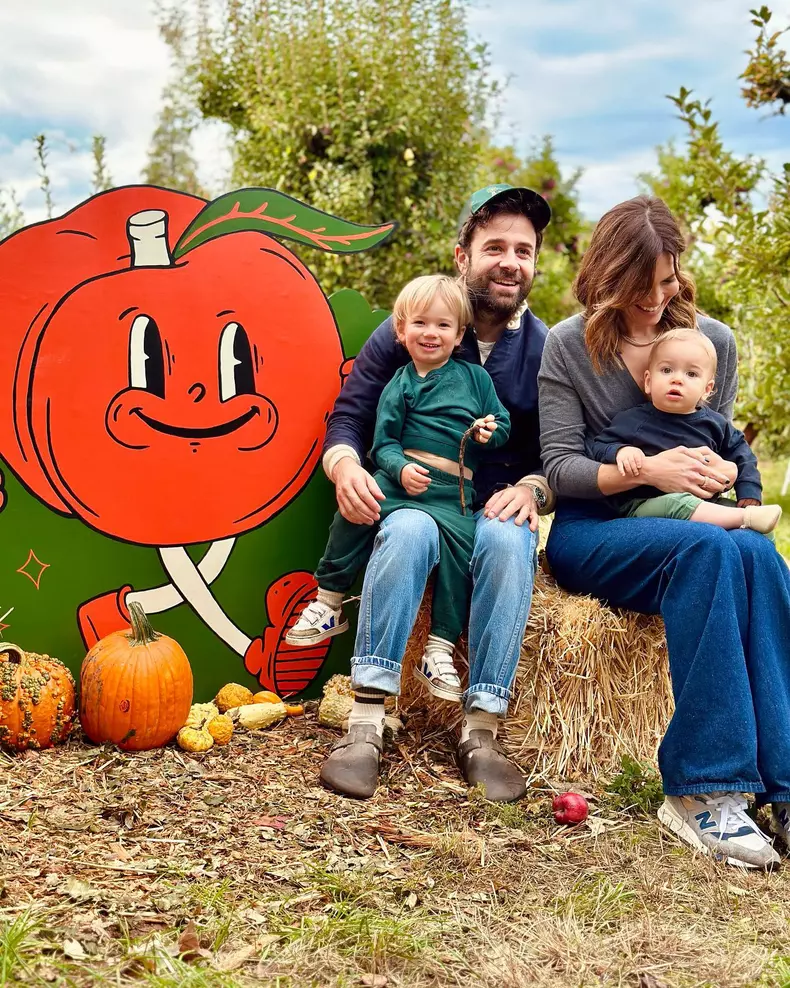 Mandy Moore, soțul ei, Taylor Goldsmith, și copiii lor, Gus și Ozzie (4)