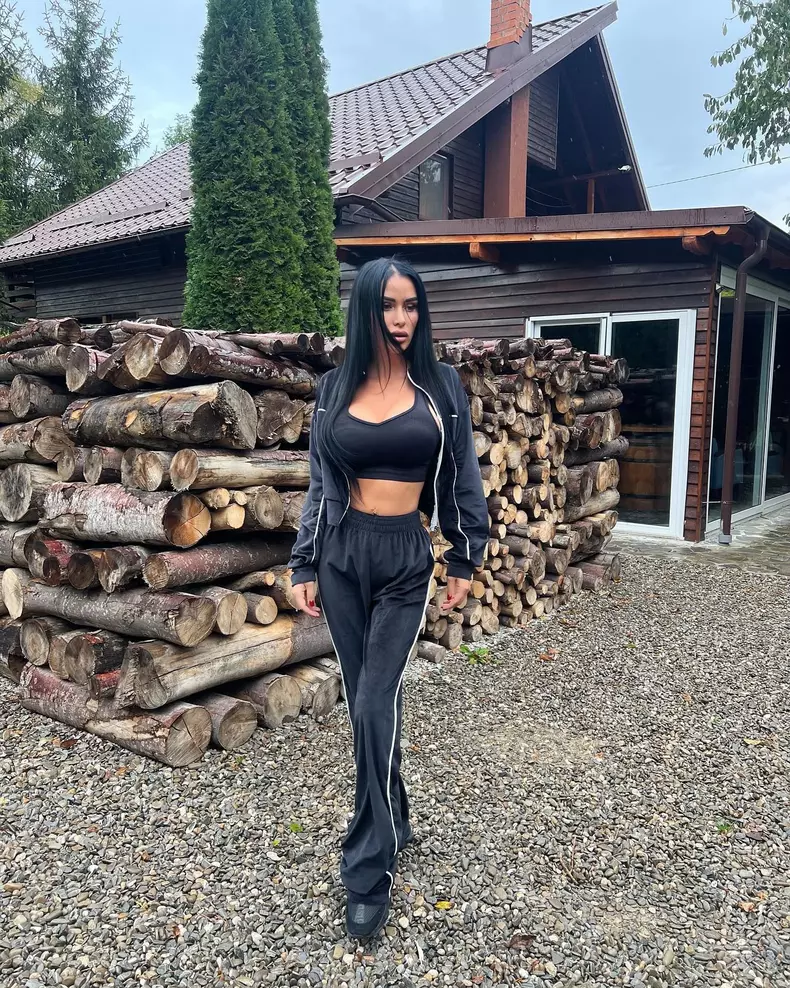 daniela crudu in tinuta sport