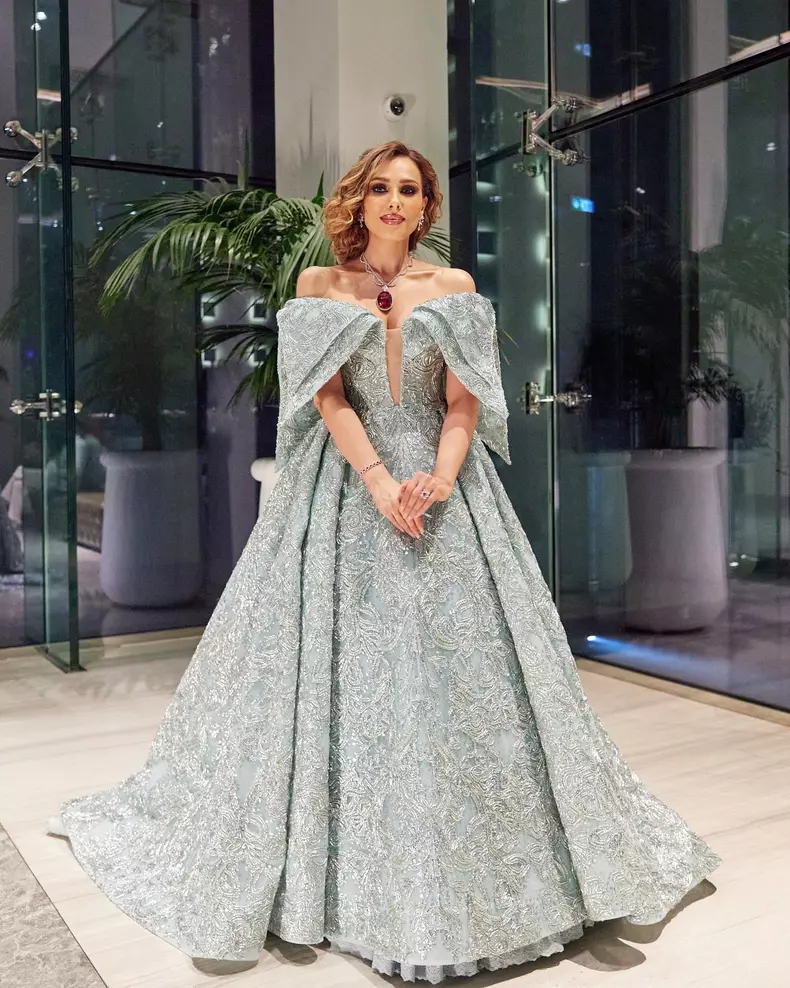 Iulia Vântur rochie de prințesă bleu cu paiete și colier cu rubelit de 200 de carate la gât la premiile IIFA 2024 (5)