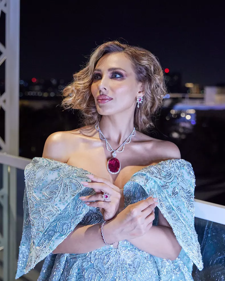 Iulia Vântur rochie de prințesă bleu cu paiete și colier cu rubelit de 200 de carate la gât la premiile IIFA 2024 (6)