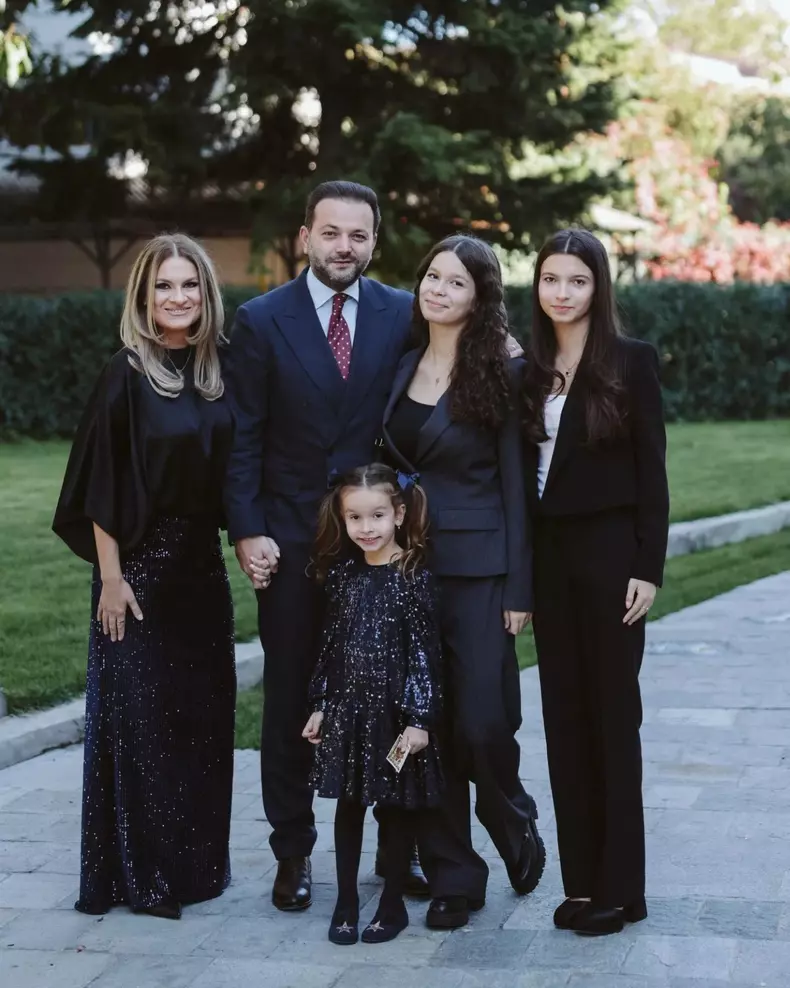 Mihai Morar, soția lui, Gabriela, și fiicelelor, Mara, Cezara și Roua