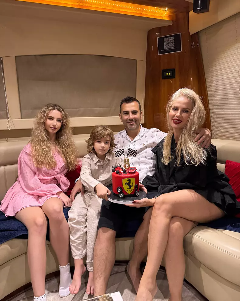 Andreea Bănică, Lucian Mitrea și cei doi copii ai lor, Sofia și Noah (2)