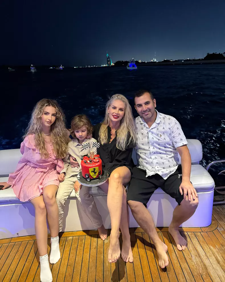 Andreea Bănică, Lucian Mitrea și cei doi copii ai lor, Sofia și Noah