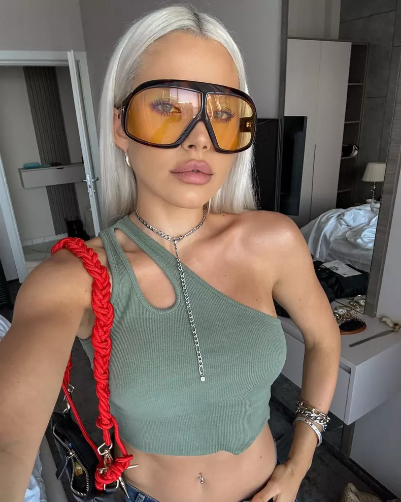 carmen grebenisan cu ochelari