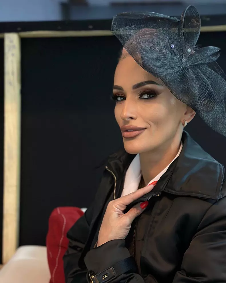 gabriela lucutar cu palarie