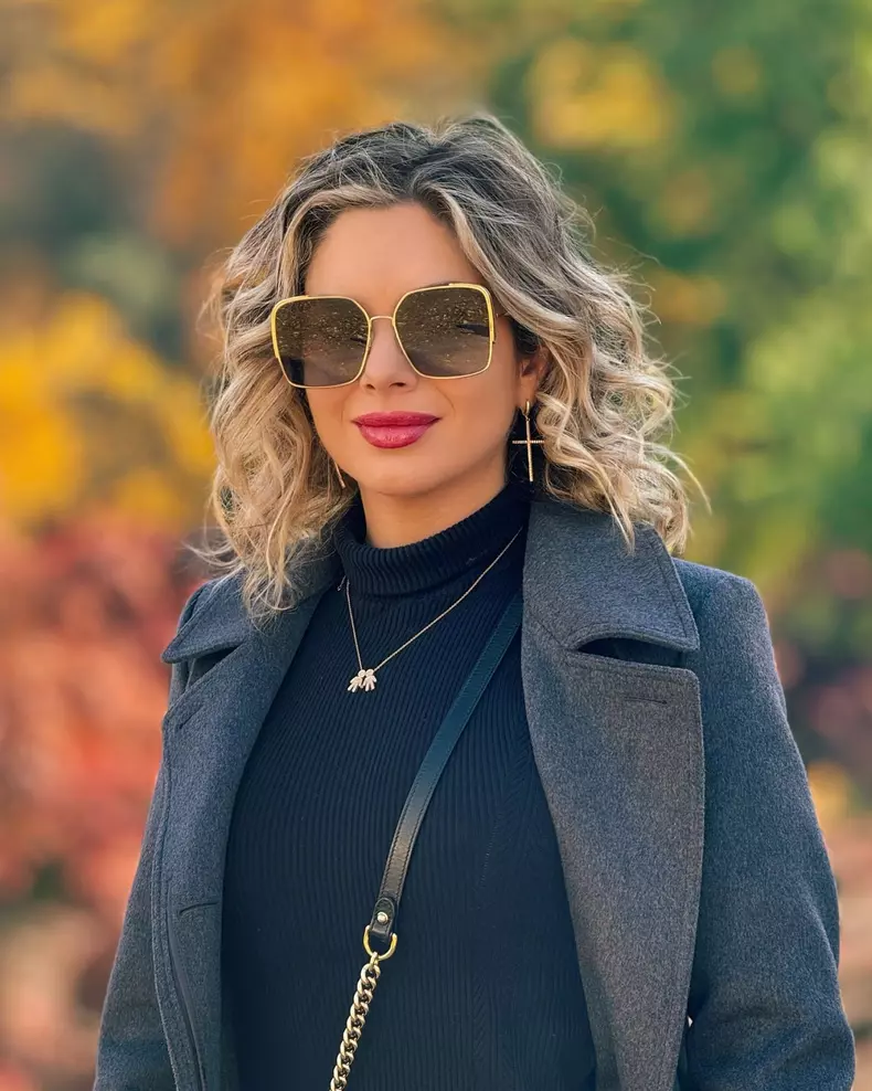 iasmina hill cu ochelari de soare