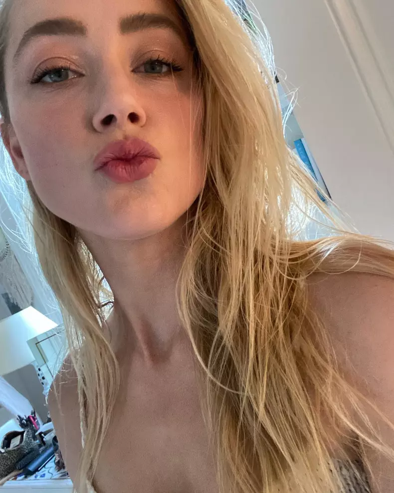 amber heard selfie