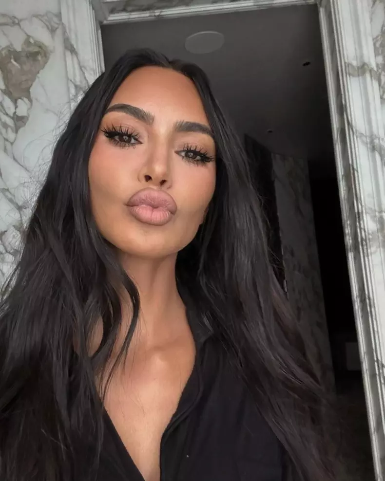 kim kardashian in negru