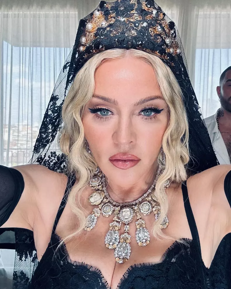 madonna selfie
