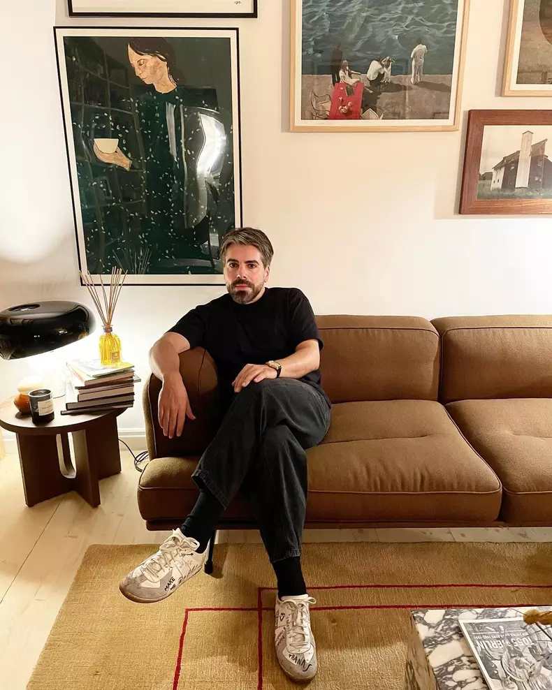 maurice munteanu pe canapea