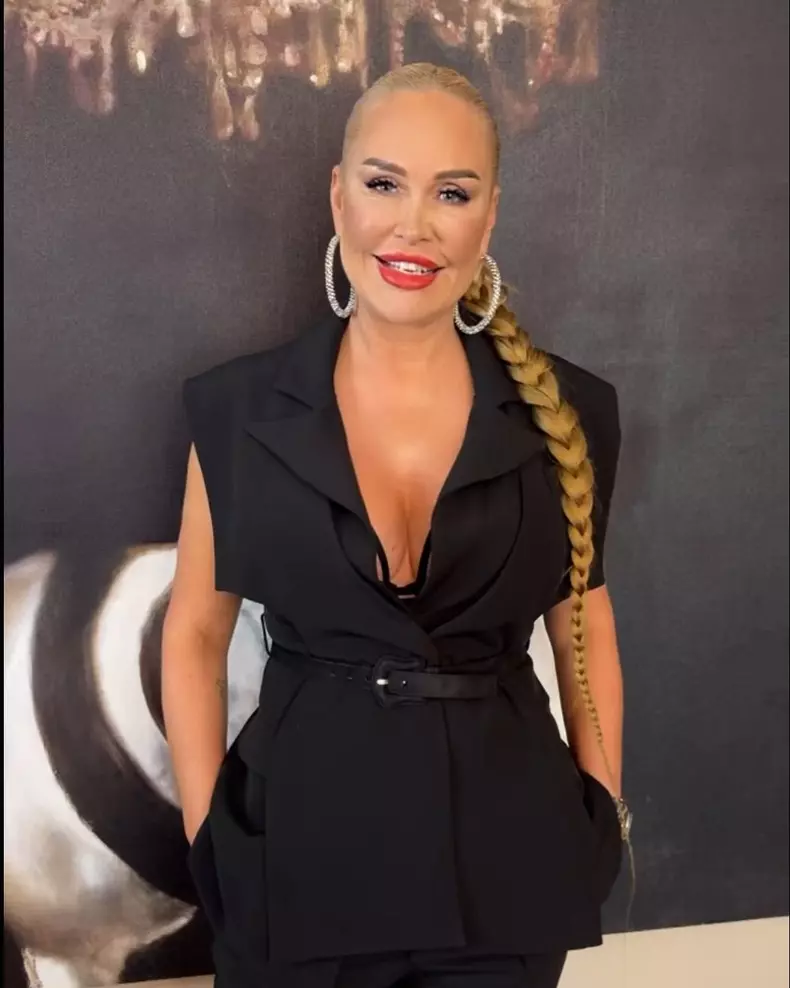 vica blochina in rochie neagra