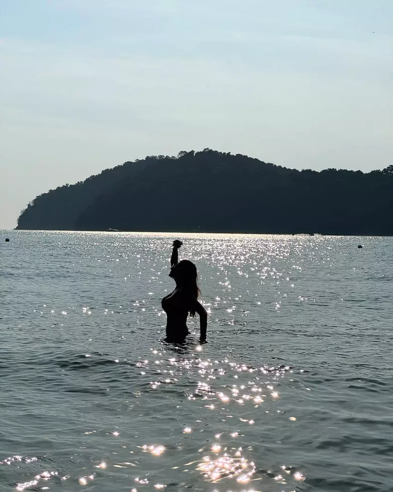 Ioana Ginghină nemachiată în costume de baie în vacanță în Malaezia, ianuarie 2025 (2)