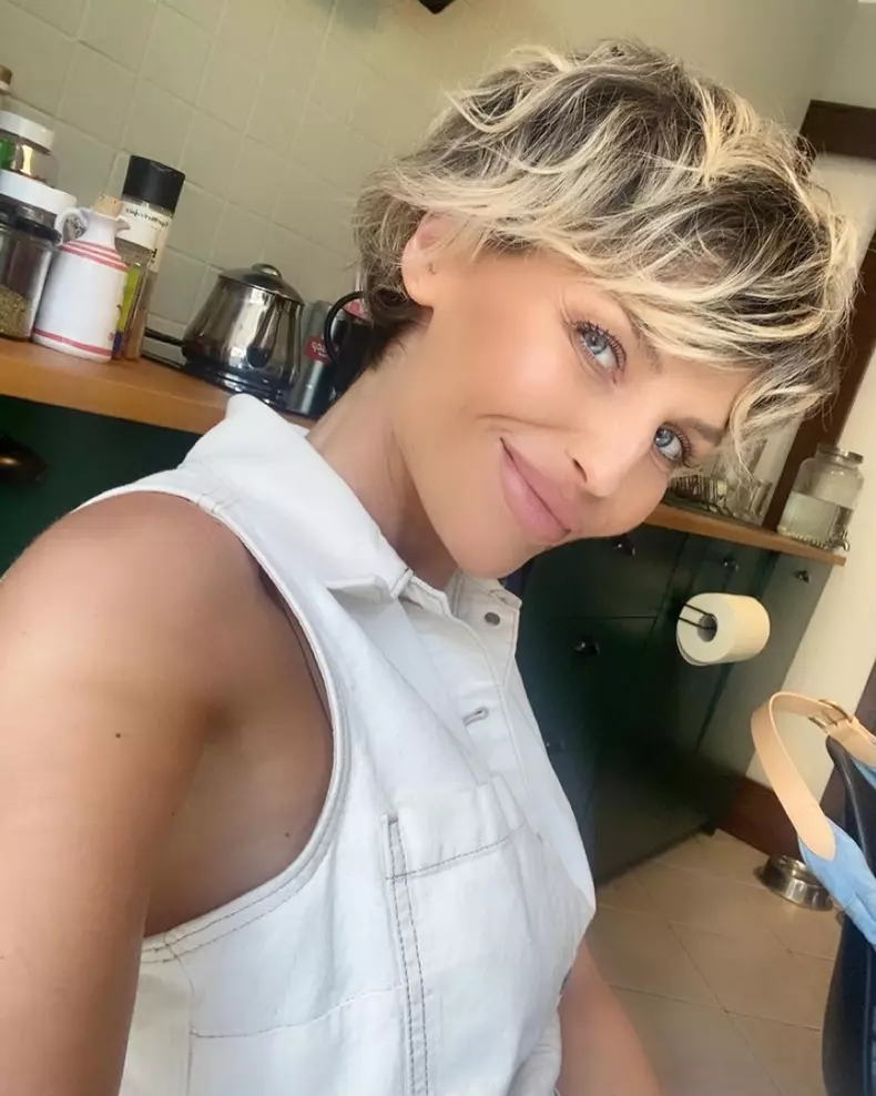 oana mares tunsa scurt