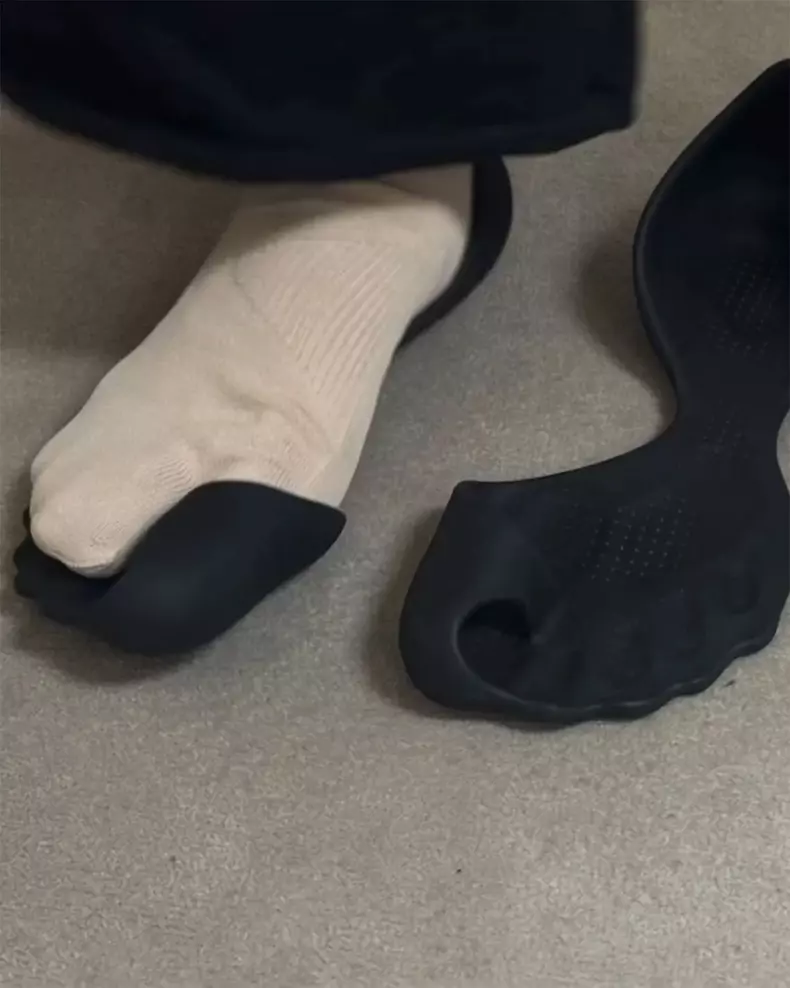 Pantofii zero sau desculți de la Balenciaga (2)